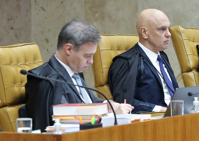 Ministros estão sentados lado a lado durante a sessão