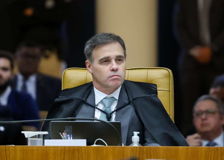 O ministro decidirá sobre o pedido que visa suspender o reajuste até a posse presidencial 