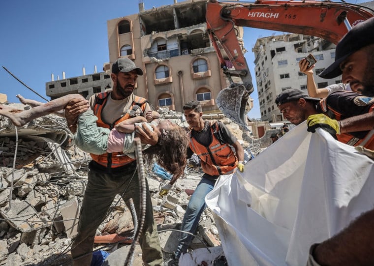  Equipes de resgate realizam buscas para tentar encontrar pessoas com vida