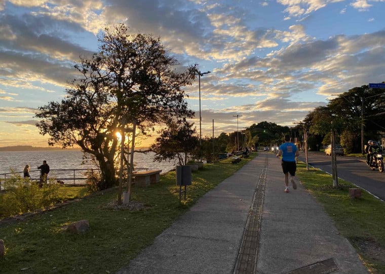 Pessoas praticam exercícios na orla do Guaíba, na Vila Assunção, em Porto Alegre