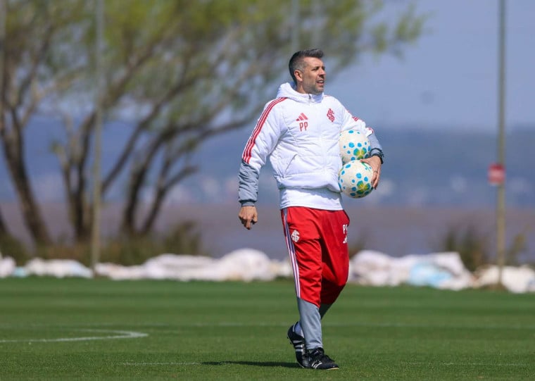 Dentro de campo, Paulo Pezzolano tenta corrigir a bolas aérea defensiva