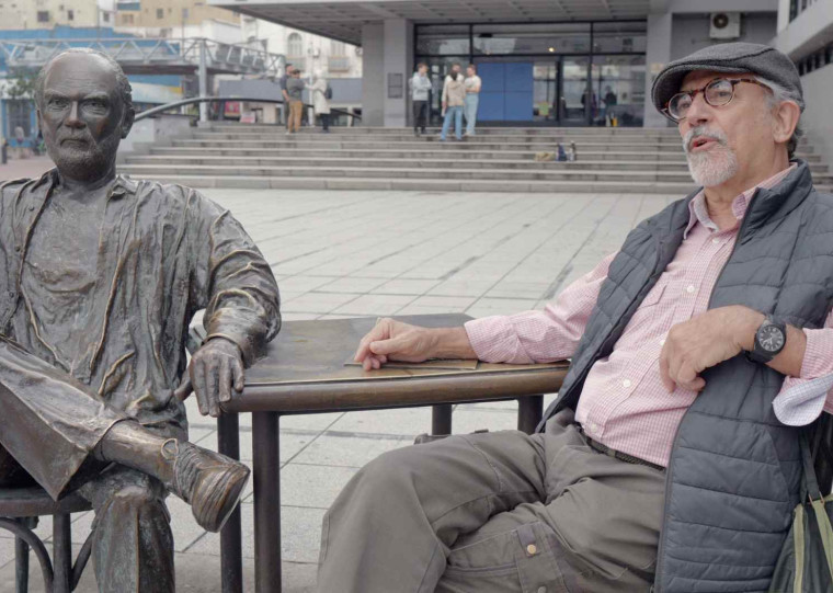 O documentário acompanha o cartunista gaúcho Santiago em Porto Alegre, Torres e cidades argentinas ligadas à tradição do cartum.