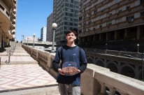 Daniel Machado, 18 anos, está à frente da Dankie Cookie e revela que vende, no mínimo, 80 doces por dia nas ruas da Região Metropolitana de Porto Alegre