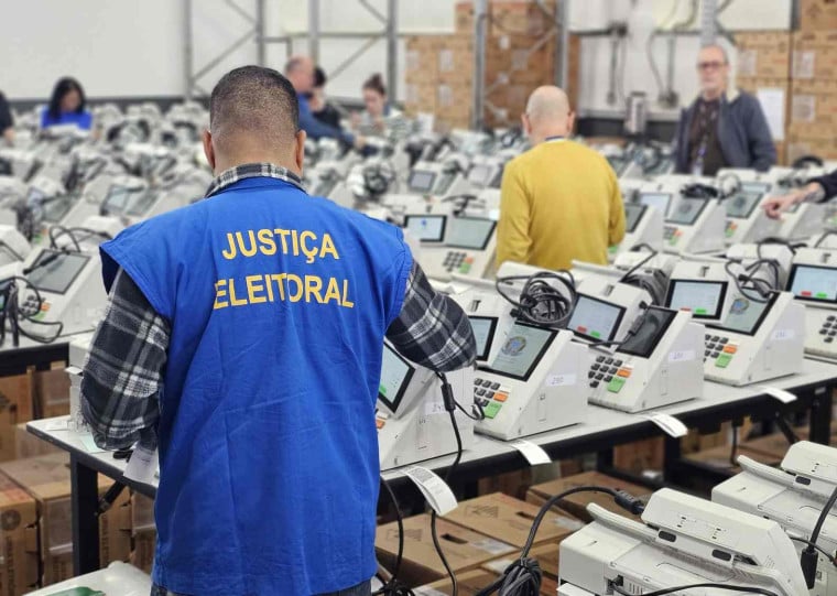 O procedimento prepara, testa e lacra fisicamente os equipamentos que serão utilizados no pleito de outubro