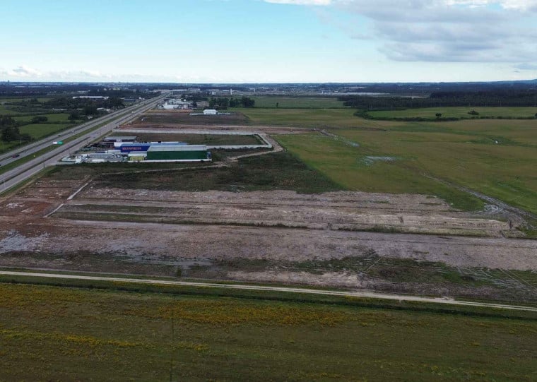 Dez anos depois de anunciado em Pelotas, no Sul do Estado, desde maio deste ano o Eixo Sul Complexo Industrial e Logístico, agora com investimento da Brasil Terrenos, sai do papel às margens da BR-116, no Bairro Três Vendas.