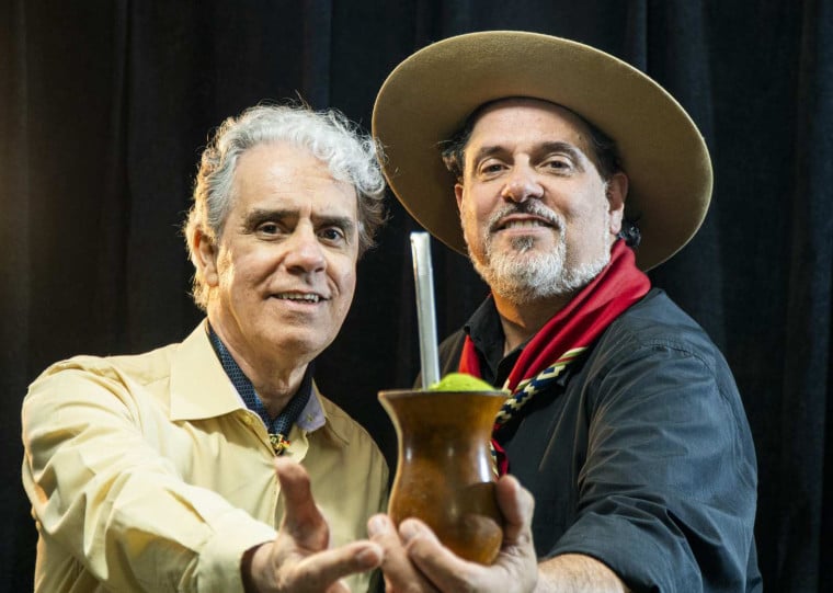 Os músicos Vinícius Brum e Érlon Péricles conduzem o sarau no Teatro Bruno Kiefer, que resgata histórias da música 