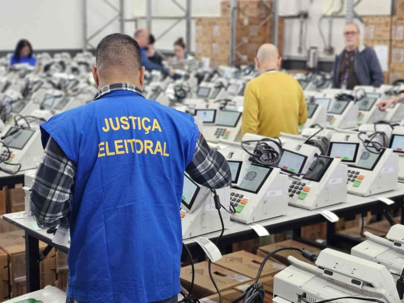 TRE-RS inicia carga e lacração das urnas eletrônicas