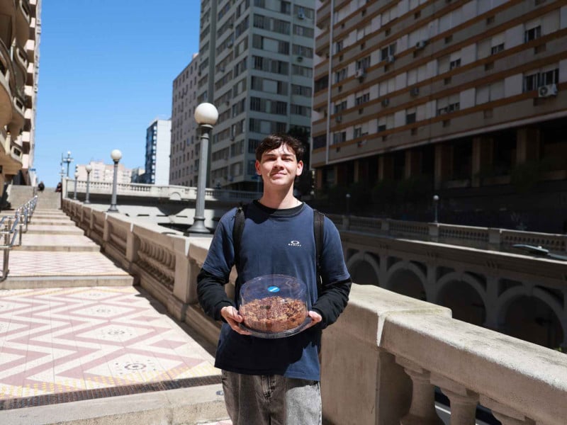 Daniel Machado, 18 anos, est&aacute; &agrave; frente da Dankie Cookie e revela que vende, no m&iacute;nimo, 80 doces por dia nas ruas da Regi&atilde;o Metropolitana de Porto Alegre<br />Foto: Artur Koch/JC
