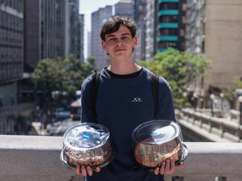 Daniel Machado tem apenas 18 anos e decidiu fazer cookies para, no futuro, abrir uma padaria<br />Foto: Artur Koch/JC