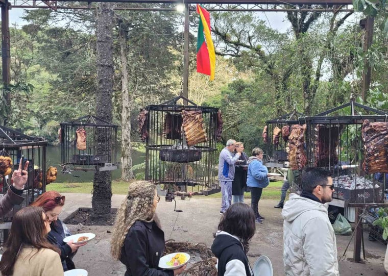 Parador Hampel foi cenário de um encontro de música ao redor do fogo, que acontece todos os domingos com os clientes