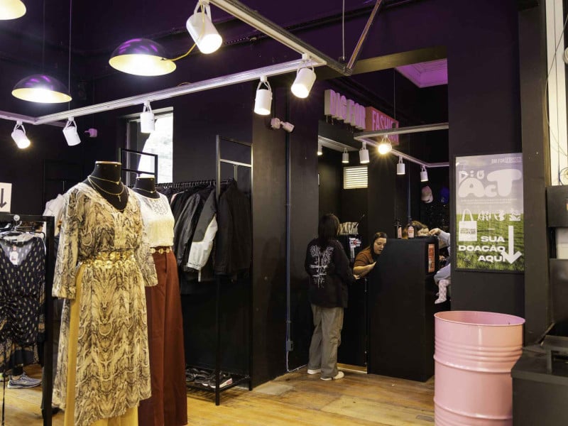 Os pre&ccedil;os das roupas da Dig For Fashion partem de R$ 15,00 e chegam a cerca de R$ 380,00
<br />Foto: ARTUR KOCH/JC