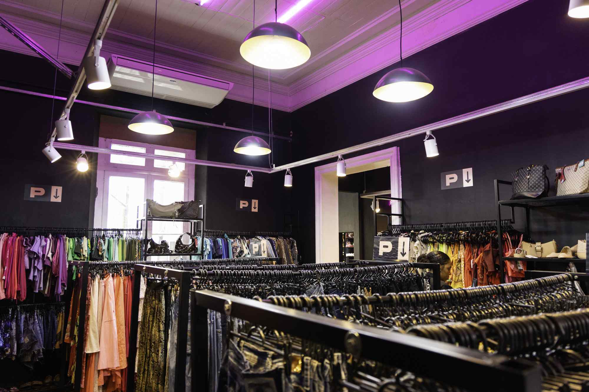  primeiro andar da Dig For Fashion concentra as roupas de grife, acess&oacute;rios, maquiagems e cal&ccedil;ados | ARTUR KOCH/JC
