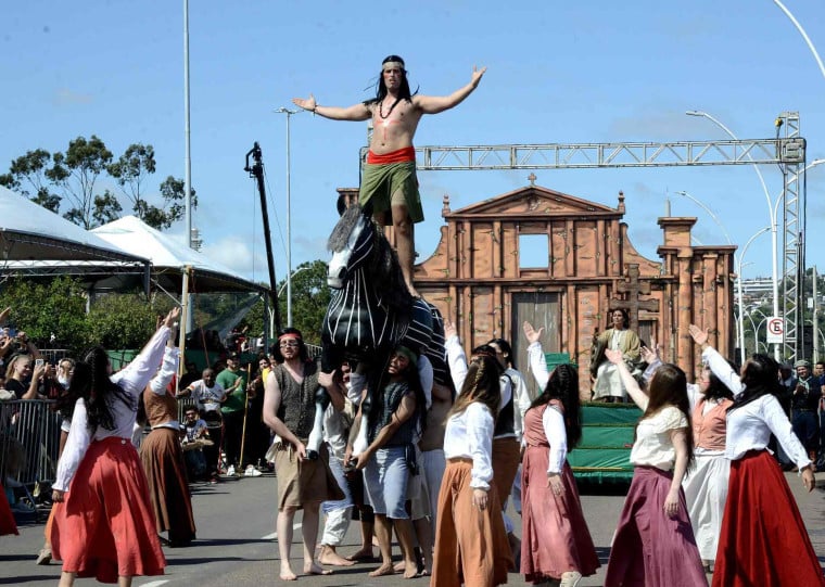 Público acompanhou a encenação da Via Sacra Missioneira