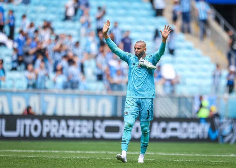 Defesas de Weverton garantem empate sem gols na Arena do Grêmio