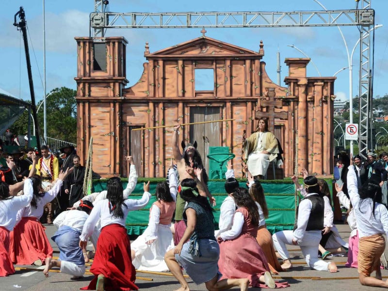 Desfile celebra 400 anos das Missões Jesuíticas Guaranis e encerra festejos<br>farroupilhas<br>
