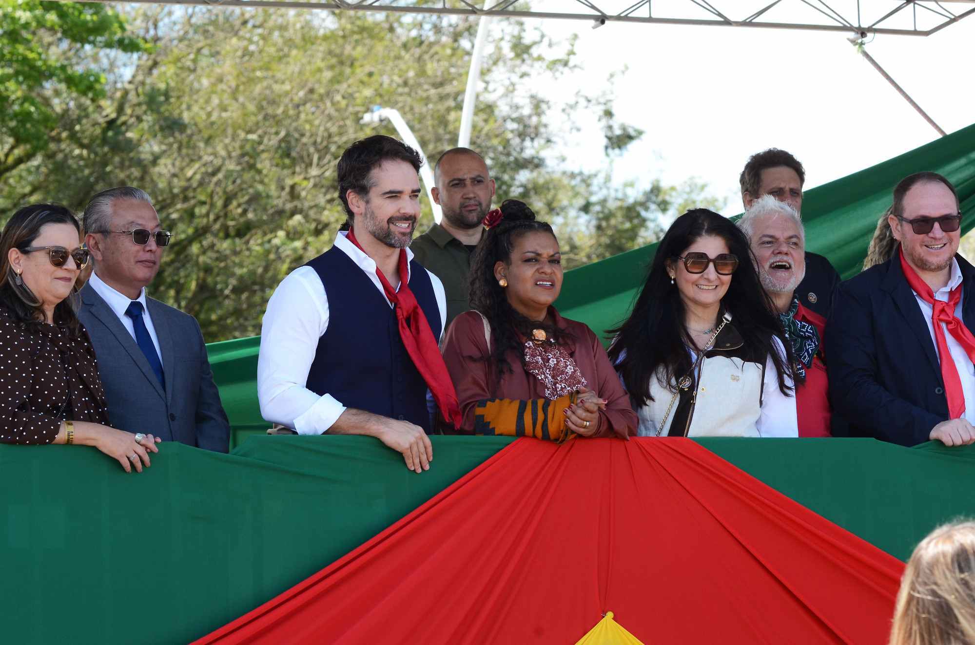 O governador Eduardo Leite acompanhou o desfile ao lado de outras autoridades | Fernanda Bigio Davoglio/Especial/JC