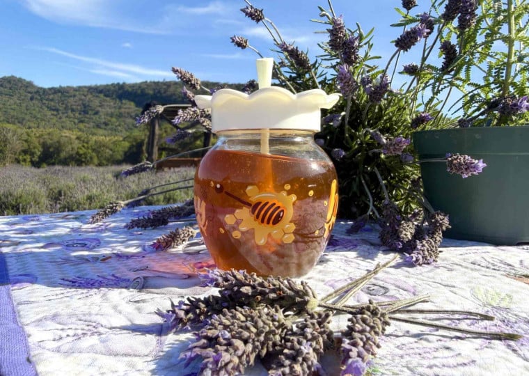 Produto foi feito a partir de uma técnica desenvolvida para atrair as abelhas e estimular a preferência pelas flores de lavanda