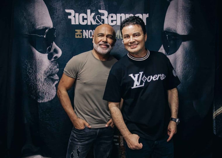 O cantor Rick (esquerda) embarcou no helicóptero por volta das 7h30 da manhã
