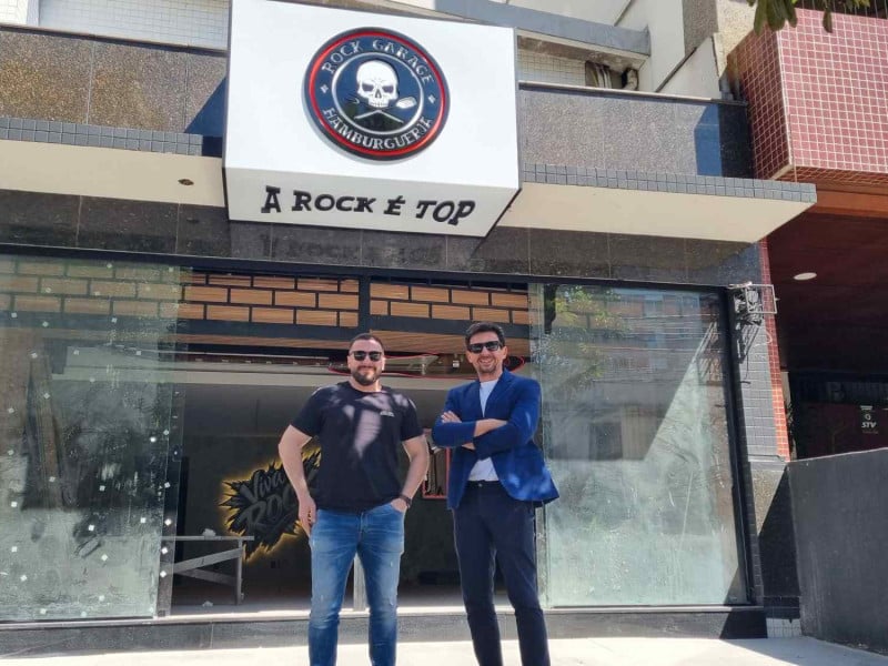Os primos Rafael Raupp e Maur&iacute;cio de Marco s&atilde;o os empreendedores &agrave; frente da nova unidade da Rock Garage Hamburgueria em Porto Alegre<br />Foto: Manuela Cassano/Especial/JC