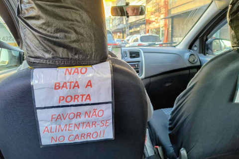 Passageiros deixam resíduos de comida em carros de aplicativos