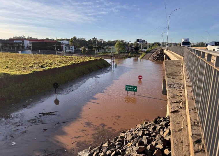 Prefeitura mobiliza máquinas para retirar lama das áreas atingidas e mantém 255 pessoas em abrigo no Parque do Imigrante
