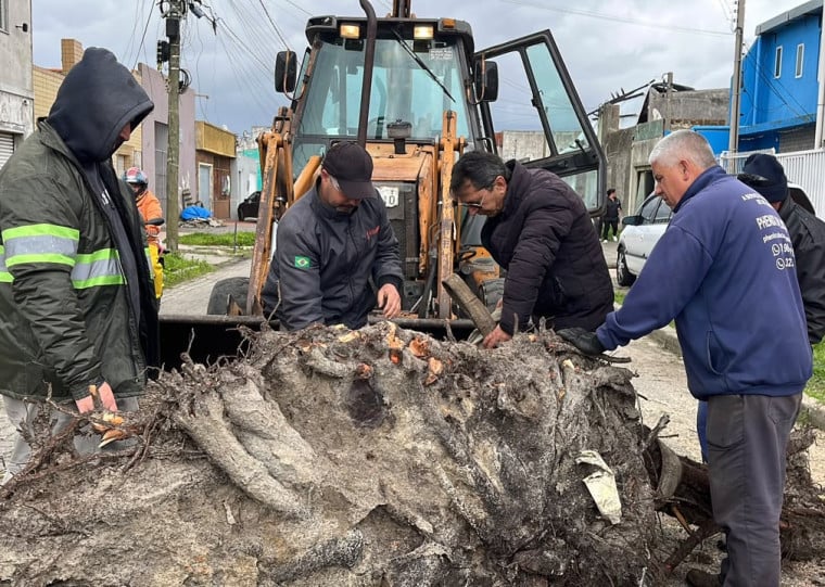 Equipes trabalham na retirada de obstáculos e assistência a moradores de Rio Grande enquanto parte dos serviços municipais opera de forma parcial
