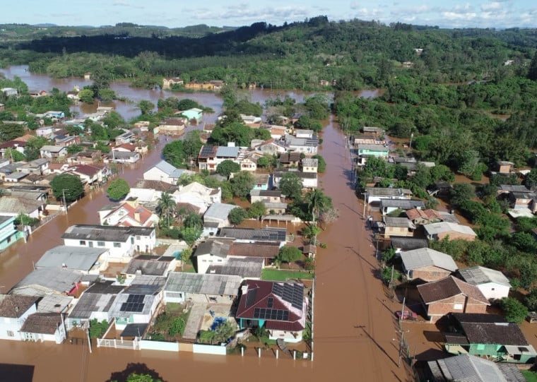 Município mantém 220 pessoas em abrigos enquanto aguarda recuo da água para iniciar retorno das famílias e limpeza das áreas atingidas
