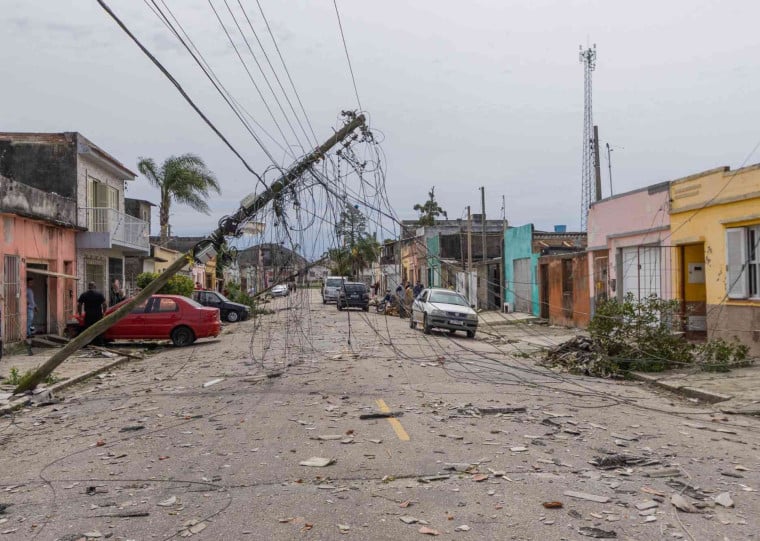 Prefeitura de Pelotas ainda não fechou levantamento dos prejuízos e distribui telhas a moradores afetados pelo vendaval

