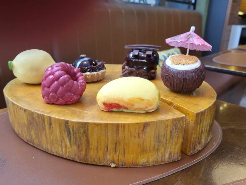 Os entremets est&atilde;o dispon&iacute;veis nos sabores lim&atilde;o siciliano, framboesa e manga, que recebem casca de chocolate branco, e o de cocadinha, com casca de chocolate amargo<br />Foto: Gustavo Marchant/Especial/JC