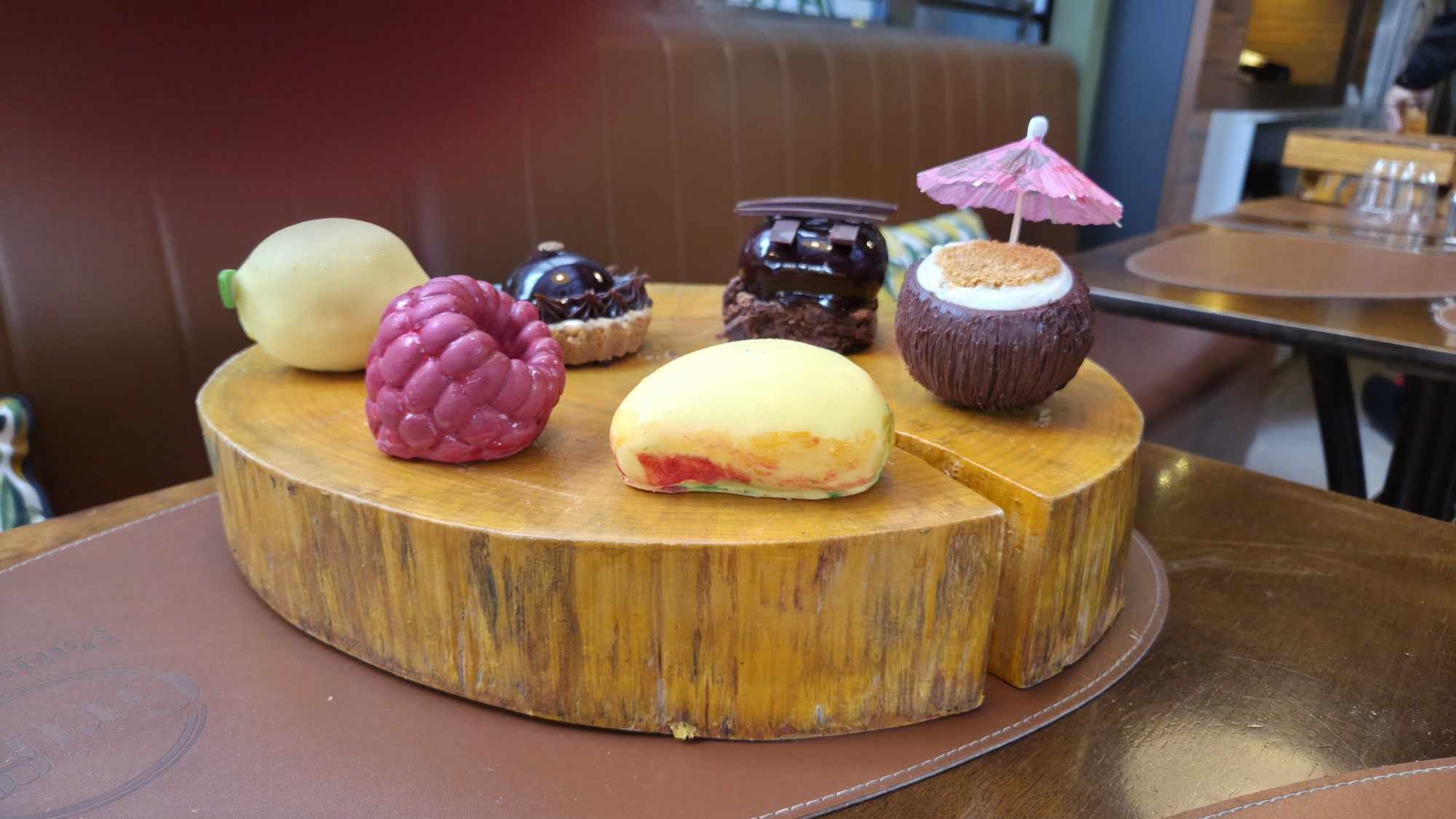 Entre os entremets implementados ao card&aacute;pio, a empreendedora optou pelo de lim&atilde;o siciliano, framboesa e manga, que recebem casca de chocolate branco, e o de cocadinha , com casca de chocolate amargo | Gustavo Marchant/Especial/JC