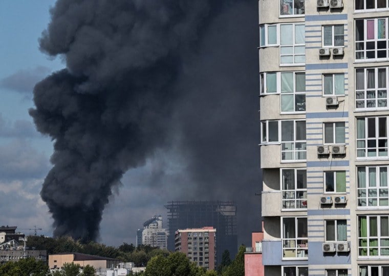 Colunas de fumaça preta se ergueram sobre a cidade