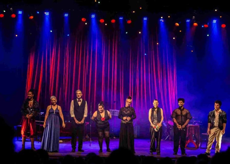 O espetáculo mistura canções da MPB a textos autorais de teatro, poesia e humor.