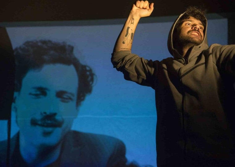 A montagem aproxima o fascismo do cotidiano, questionando os mecanismos que naturalizam discursos autoritários.