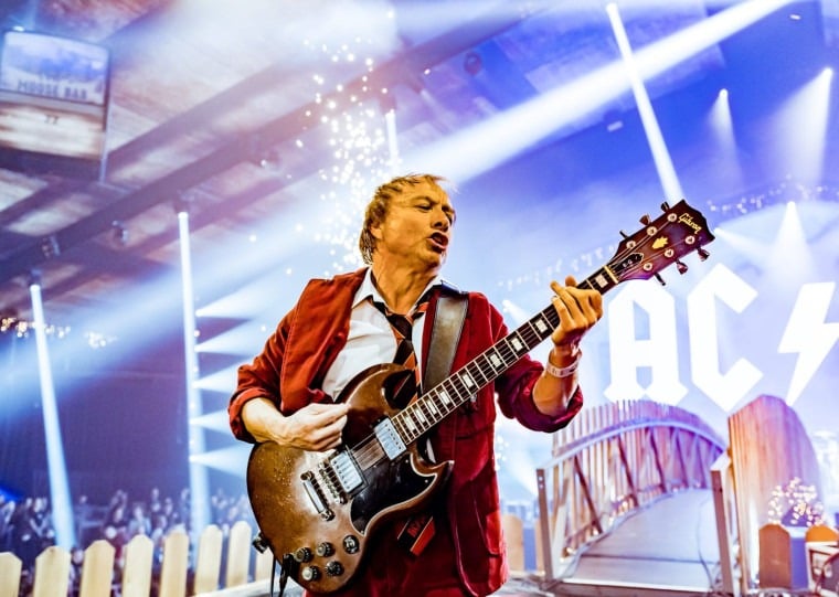 AC/DC UK reproduz sonoridade e elementos visuais  do grupo original