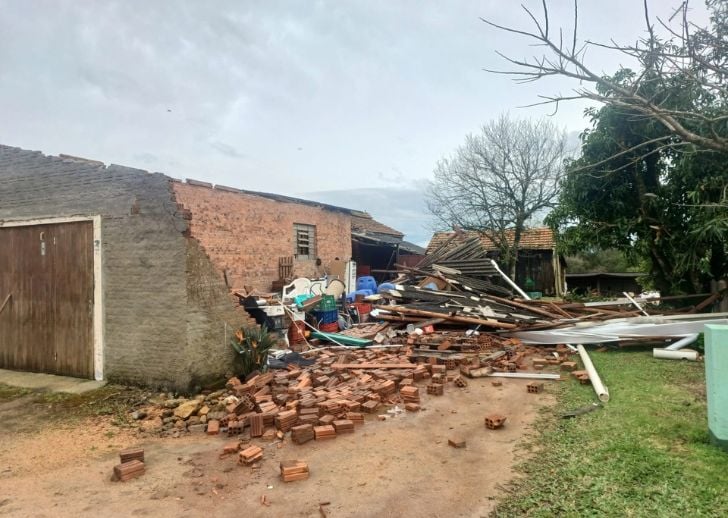 Tempestade atingiu áreas urbanas e rurais entre 1h e 2h30min da madrugada desta segunda-feira, com volumes de chuva entre 40 e 80 milímetros e rajadas de vento que chegaram a 96,12 km/h