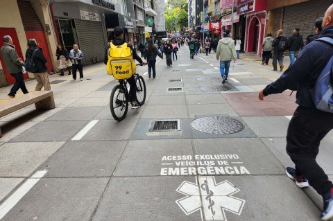 Desobediência civil na faixa central do calçadão da Rua da Praia