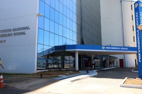 Cresce o número de brasileiros que vão à Justiça contra o INSS, e ações somam 4,5 milhões