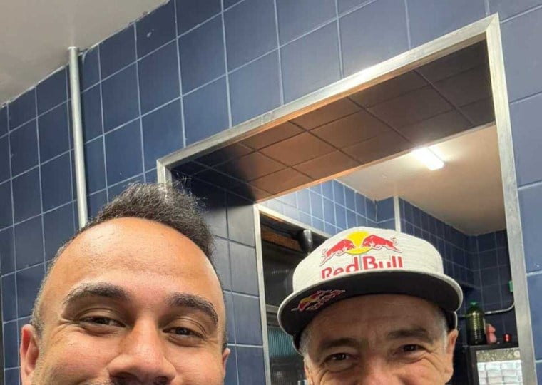 Em sua passagem por Porto Alegre, o Mineirinho fez um pit stop para repor as energias na Grani Trattoria, onde provou o espaguete à carbonara, ao lado de sua equipe da Red Bull, confraternizando com o empresário Igor Henrique Gonçalves.