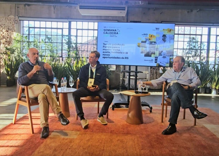 Empres&aacute;rio Luiz Eduardo Batalha (d) debateu com Claudio Teitelbaum e o en&oacute;logo Pascal Marty  sobre projeto em Candiota que une turismo, investimento imobili&aacute;rio e produ&ccedil;&atilde;o de vinhos e azeites