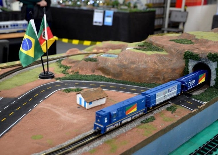 Praticantes criam e expõem réplicas de miniaturas locomotivas e estações 