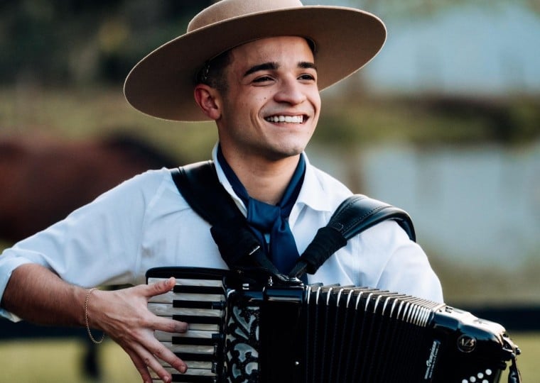 Campeão de reality show musical, Thomas Machado interpreta clássicos no show Noite Gaúcha. 
