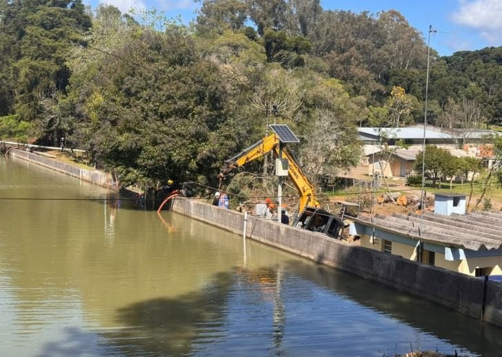 Equipes técnicas identificaram fissuras com vazamentos que comprometem a segurança da estrutura da barragem