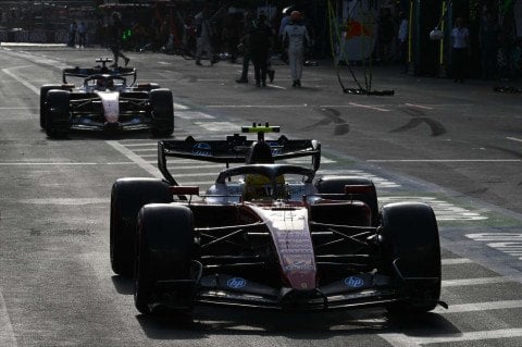 Carlos Sainz perde cinco posições no grid do Azerbaijão e Pérez também é penalizado