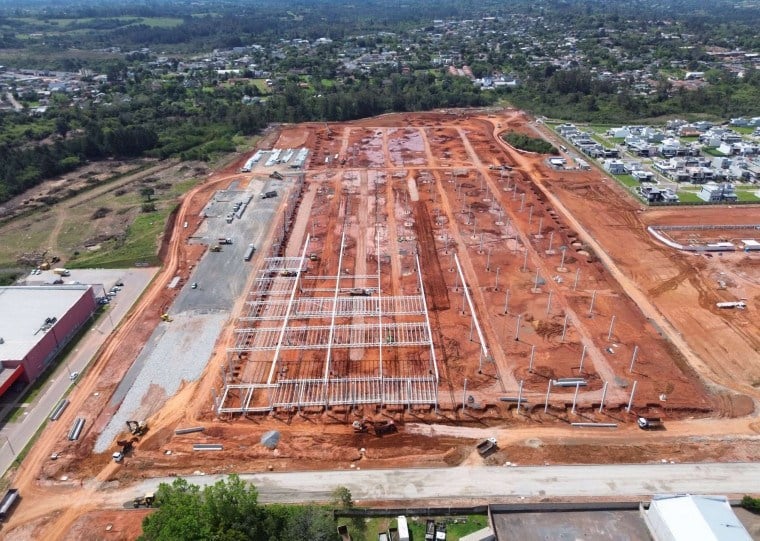 Na &aacute;rea da Dallasanta em Gravata&iacute;, obra est&aacute; nas funda&ccedil;&otilde;es do futuro complexo da Amazon