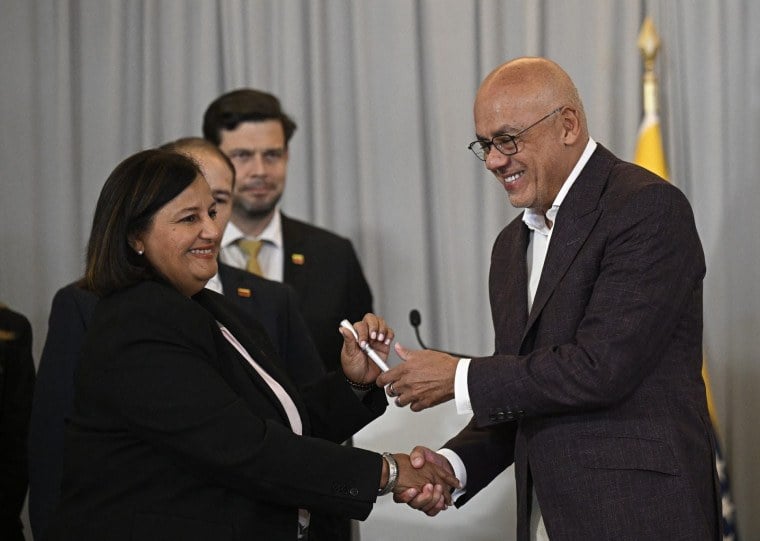Lider da oposi&ccedil;&atilde;o Dinorah Figuera e o presidente da Assembleia Nacional Jorge Rodriguez assinaram o acordo que encerrou a segunda rodada de negocia&ccedil;&otilde;es

