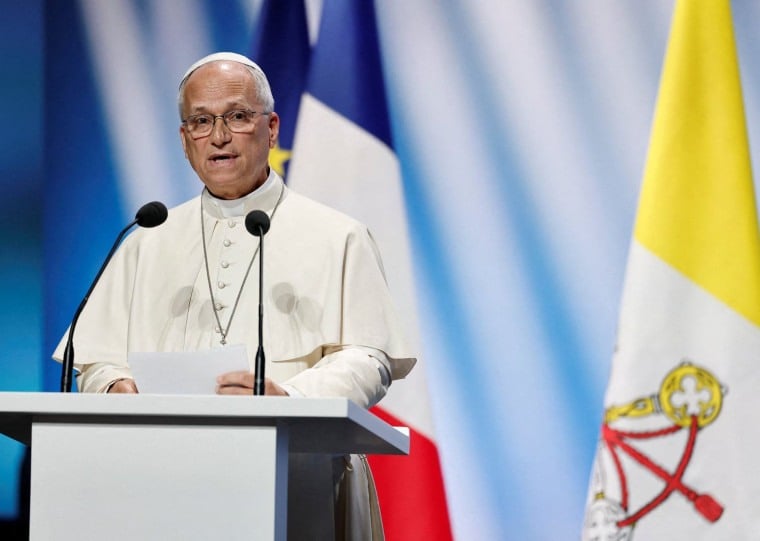 Em uma reunião separada nesta segunda-feira, Leão pediu a líderes religiosos franceses que transmitam mensagens de paz e unidade