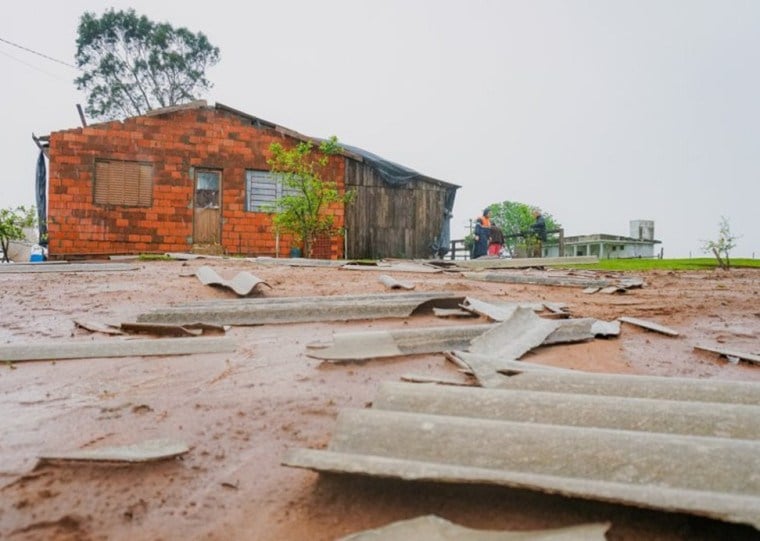 Famílias tiveram de deixar as suas residências por conta dos estragos do temporal