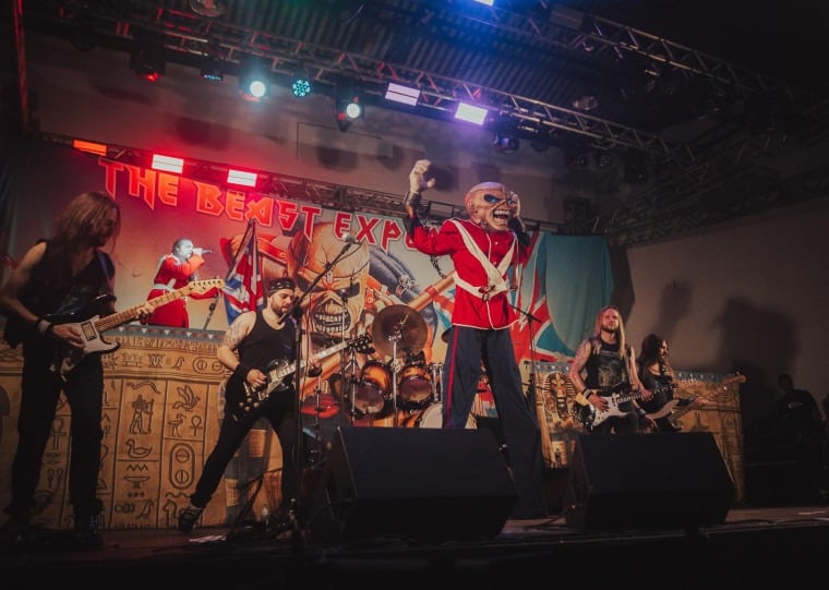 O grupo reproduz instrumentos, figurinos e cenários inspirados nas diferentes fases do Iron Maiden.