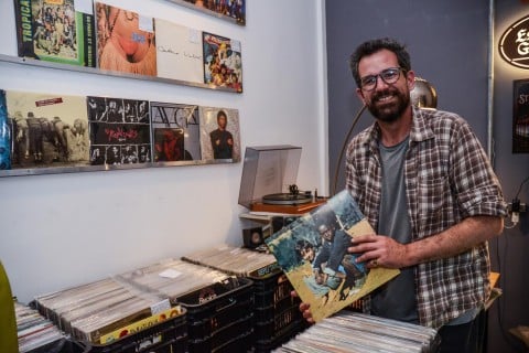 Tiago Ruiz é um dos sócios do Vinil Social Clube, novidade que reúne discos de diferentes épocas e estilos