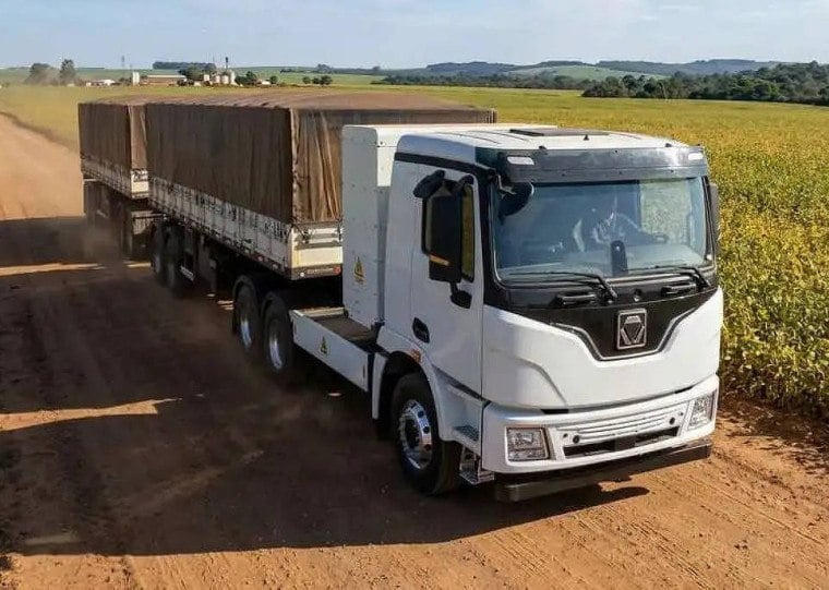  O modelo escolhido foi o pesado E7-95T, que tem PBT (Peso Bruto Total) de 74 toneladas, podendo tracionar até 120 toneladas